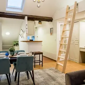 https://spacious-studio-in-hyper-center-smart-tv-wifi-4p.fr-paris.fr
